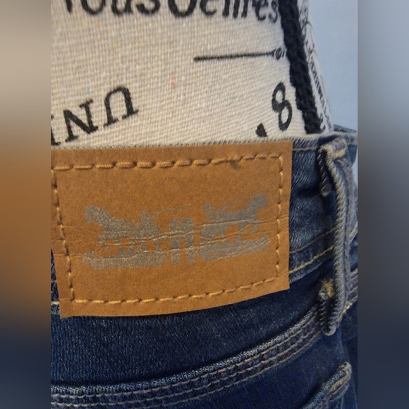 Levi's Women's Curvy 529 Boot Cut Jeans - Picture 3 of 5